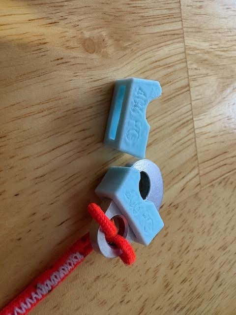 Brummel Clip locking cover